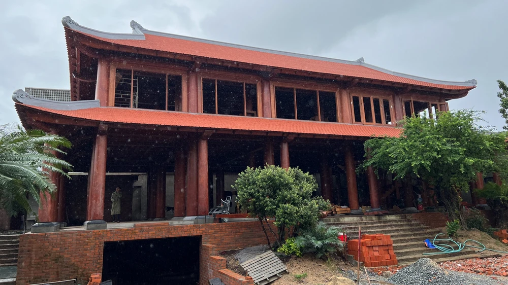 Công trình trái phép lúc chưa tháo dỡ. Ảnh: NT