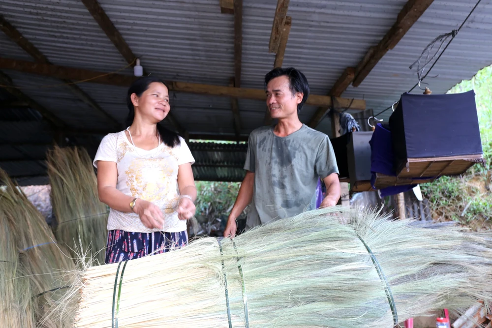 “Từ sáng sớm, tôi mang theo rựa lên rừng tìm hái đót. Năm ngày, tôi dồn lại được gần 40kg đót, bán được hơn 800.000 đồng. Dự tính mùa đót năm nay tôi kiếm được hơn 1.000.000 đồng”, chị Non nói.