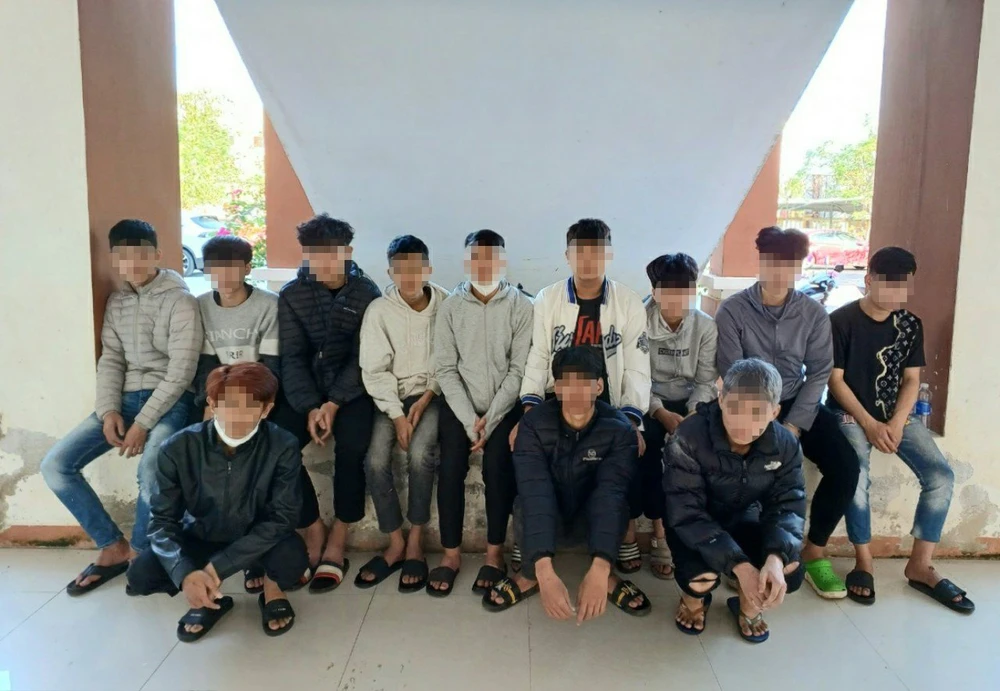 Nhóm thanh niên TP Đà Nẵng tại cơ quan công an. Ảnh: PTH