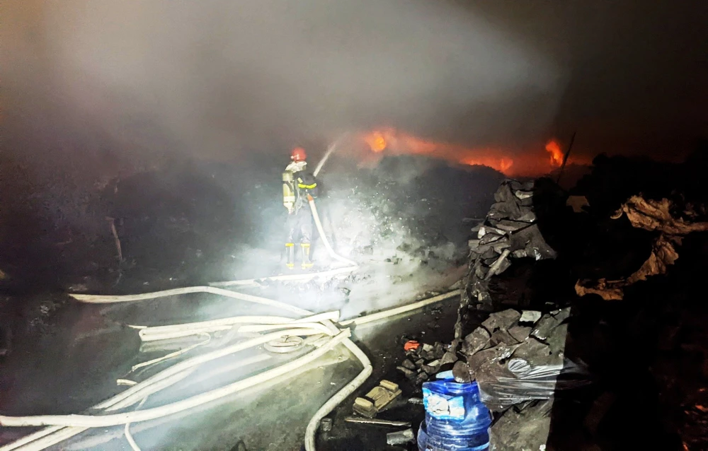 Kho than củi khoảng 200 tấn của bà V bất ngờ bốc cháy dữ dội.