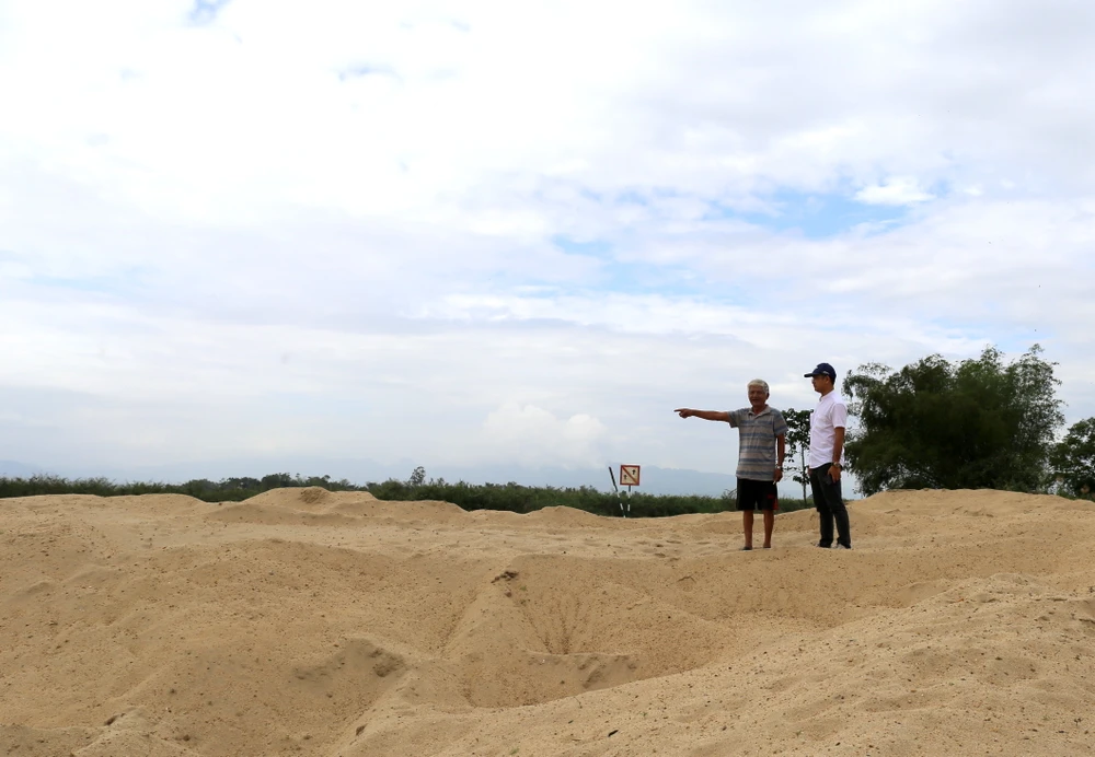 Nguồn cát khan hiếm, doanh nghiệp xây dựng mua cát ở nơi khác với giá cao. Ảnh: THANH NHẬT Nguồn cát khan hiếm, doanh nghiệp xây dựng mua cát ở nơi khác với giá cao. Ảnh: THANH NHẬT