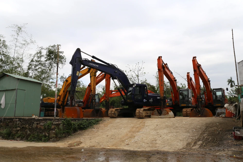 Xe cộ, máy móc không hoạt động. Ảnh: THANH NHẬT Xe cộ, máy móc không hoạt động. Ảnh: THANH NHẬT