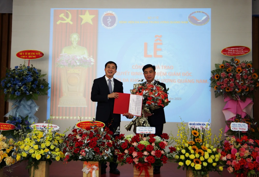 Tân Giám đốc Bệnh viện đa khoa Trung ương Quảng Nam Nguyễn Đình Hùng (phải). Ảnh: TN