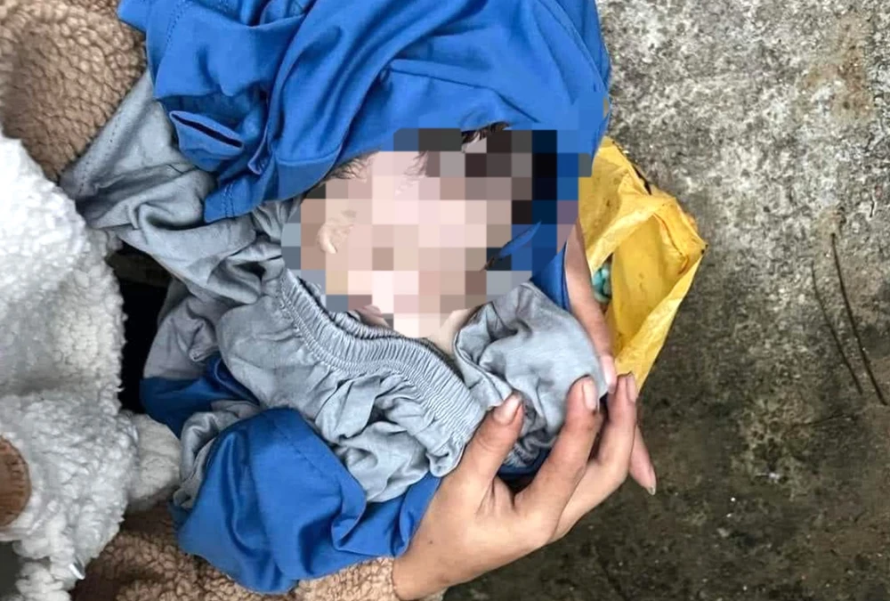 Bé trai bị bỏ rơi trong thùng rác. Ảnh: TN