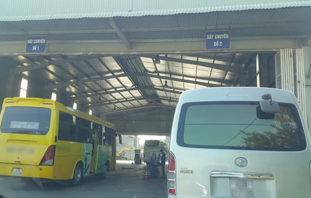 Phó Giám đốc và hai đăng kiểm viên Trung tâm đăng kiểm 92-02D bị khởi tố về tội nhận hối lộ. Ảnh: CA