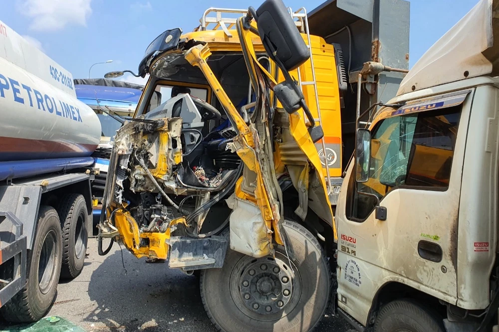 Vụ tai nạn liên hoàn giữa năm xe tải. Ảnh: TN