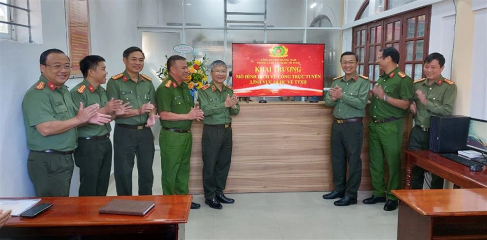 Công an tỉnh Quảng Nam ra mắt mô hình dịch vụ công trực tuyến lĩnh vực QLHC TTXH. Ảnh: CA
