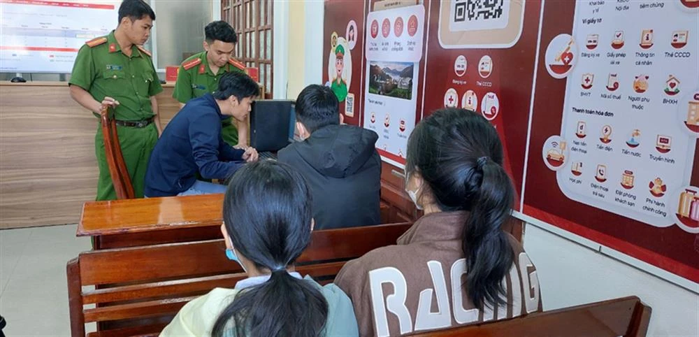 Công an hướng dẫn người dân thực hiện dịch vụ công trực tuyến. Ảnh: CA