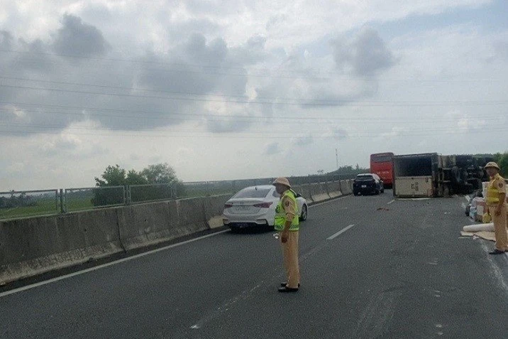 Lực lượng chức năng làm nhiệm vụ tại hiện trường. Ảnh: ĐT