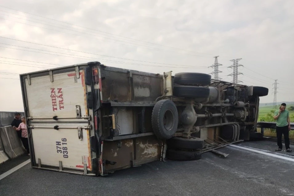Xe tải lật chắn ngang một làn đường Cao tốc Đà Nẵng - Quảng Ngãi. Ảnh: ĐT