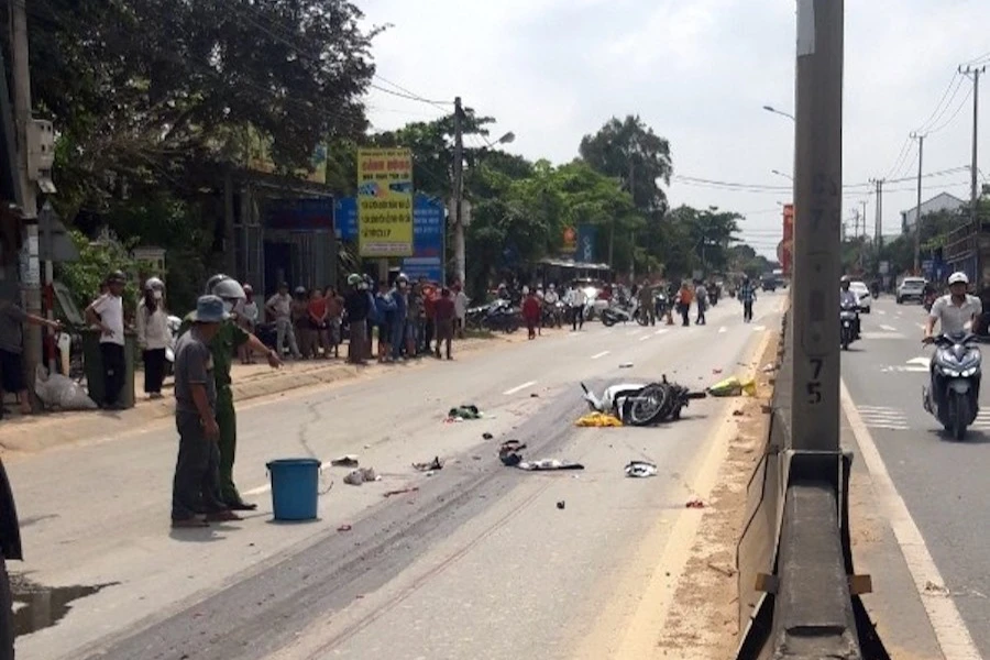 Hiện trường vụ tai nạn khiến hai người đi xe máy thương vong. Ảnh: TN