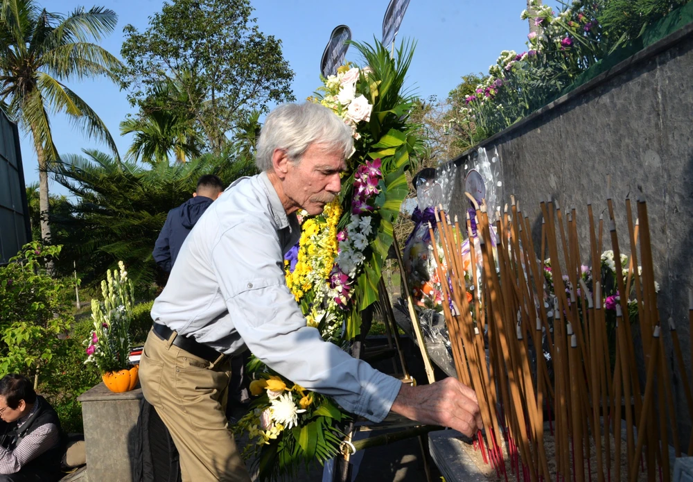 Dâng hương tưởng niệm các nạn nhân trong vụ thảm sát. Ảnh: Thanh Nhật