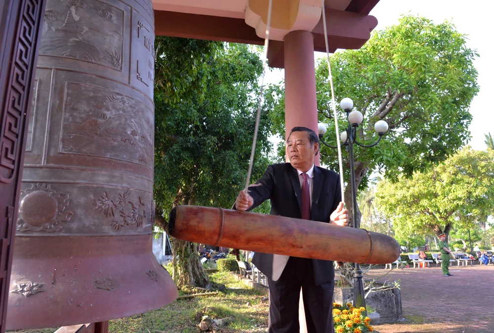 Khi tiếng chuông vang lên, đại biểu dành phút mặc niệm, dâng hương, dâng hoa lên trước tượng đài, tưởng nhớ và cầu nguyện cho linh hồn 504 thường dân vô tội. Ảnh: Nhật Thanh