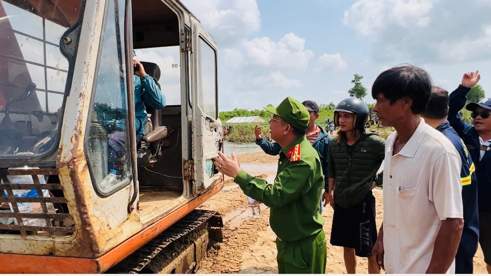 Huy động phương tiện đến hiện trường. Ảnh: CA