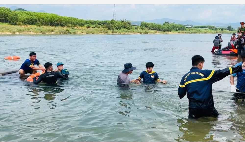 Lực lượng chức năng trục vớt chiếc ô tô và thi thể người đàn ông bị lũ cuốn. Ảnh: CA