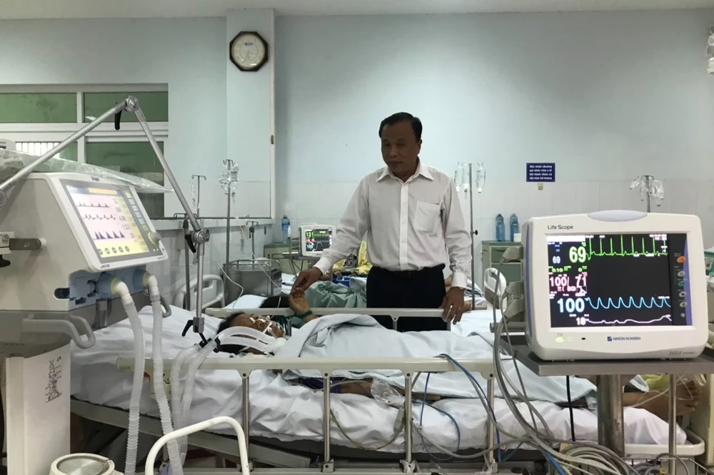 Ba người bị ngộ độc thực phẩm do nghi ngờ ăn cá chép ủ chua đang thở máy. Ảnh: TN