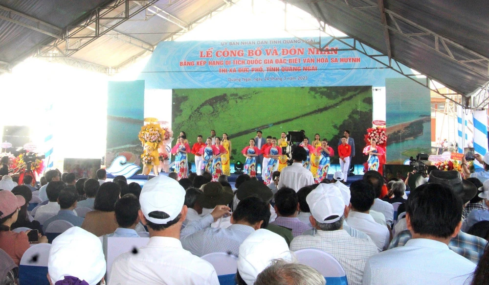 Đông đảo người dân tham gia buổi lễ công bố và đón nhận Bằng xếp hạng di tích quốc gia đặc biệt văn hoá Sa Huỳnh.