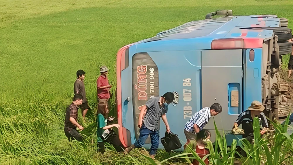 Hiện trường vụ tai nạn khiến tài xế xe khách tử vong. Ảnh: CTV Hiện trường vụ tai nạn khiến tài xế xe khách tử vong. Ảnh: CTV