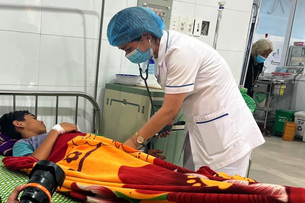 Một trong hai bệnh nhân bị ngộ độc sau khi ăn món cá muối ủ chua đang điều trị tại TTYT huyện Phước Sơn. Ảnh: TN