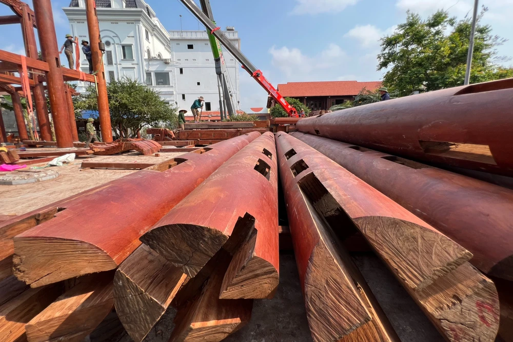 Những thanh gỗ lớn tháo dỡ từ công trình. Ảnh: NT