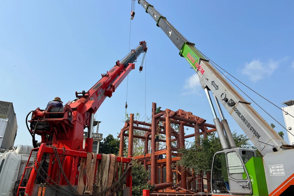 Chủ ngôi nhà huy động phương tiện, máy móc cỡ lớn để tháo dỡ công trình. Ảnh: NT