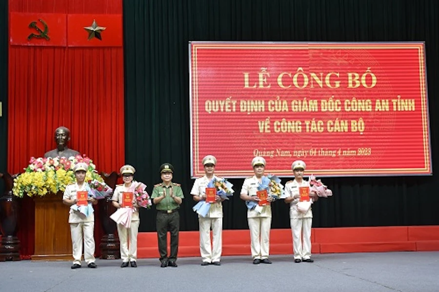 Giám đốc Công an tỉnh Quảng Nam trao quyết định cho năm Phó phòng, Phó trưởng công an huyện. Ảnh: CA