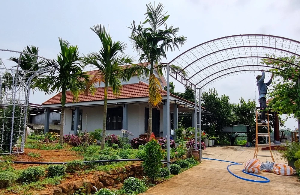 Công nhân đang hoàn tất những hạng mục cuối cùng. Ảnh: THANH NHẬT