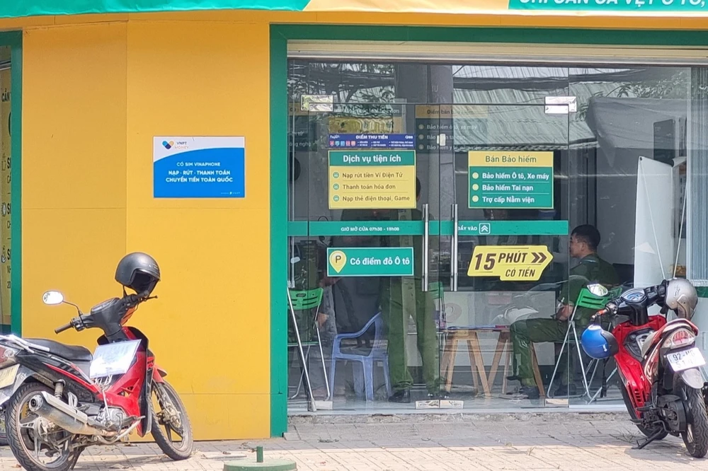 Nhiều người mặc sắc phục cảnh sát bên trong điểm kinh doanh của F88 tại phường Hoà Hương, TP Tam Kỳ. Ảnh: TN