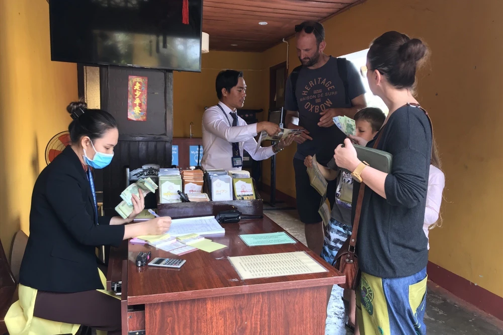 Du khách mua vé tham quan phố cổ Hội An. Ảnh: TN