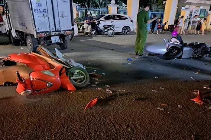 Hai chiếc xe máy bị ngã ra đường.