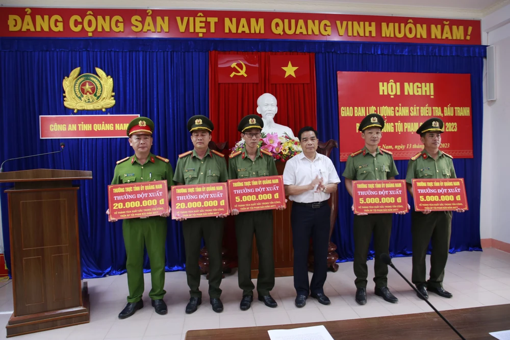 Phó Bí thư Thường trực Tỉnh uỷ Quảng Nam Lê Văn Dũng thay mặt Thường trực Tỉnh uỷ thưởng nóng cho các đơn vị. Ảnh: TN