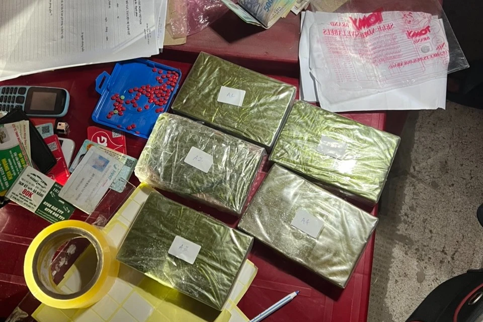 Công an thu giữ 5 bánh heroin với trọng lượng gần 2 kg. Ảnh: TN