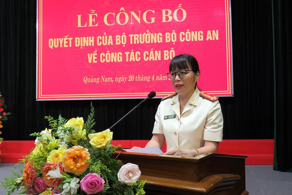 Thượng tá Võ Thị Trinh phát biểu nhận nhiệm vụ. Ảnh: TN