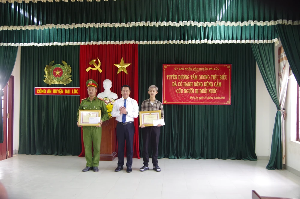 UBND huyện Đại Lộc khen thưởng đại uý Đạt và anh Phúc vì đã dũng cảm cứu người. Ảnh: CA
