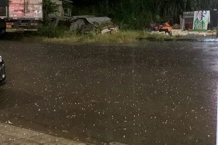 Đá dày đặc dưới đường. Ảnh: MXH