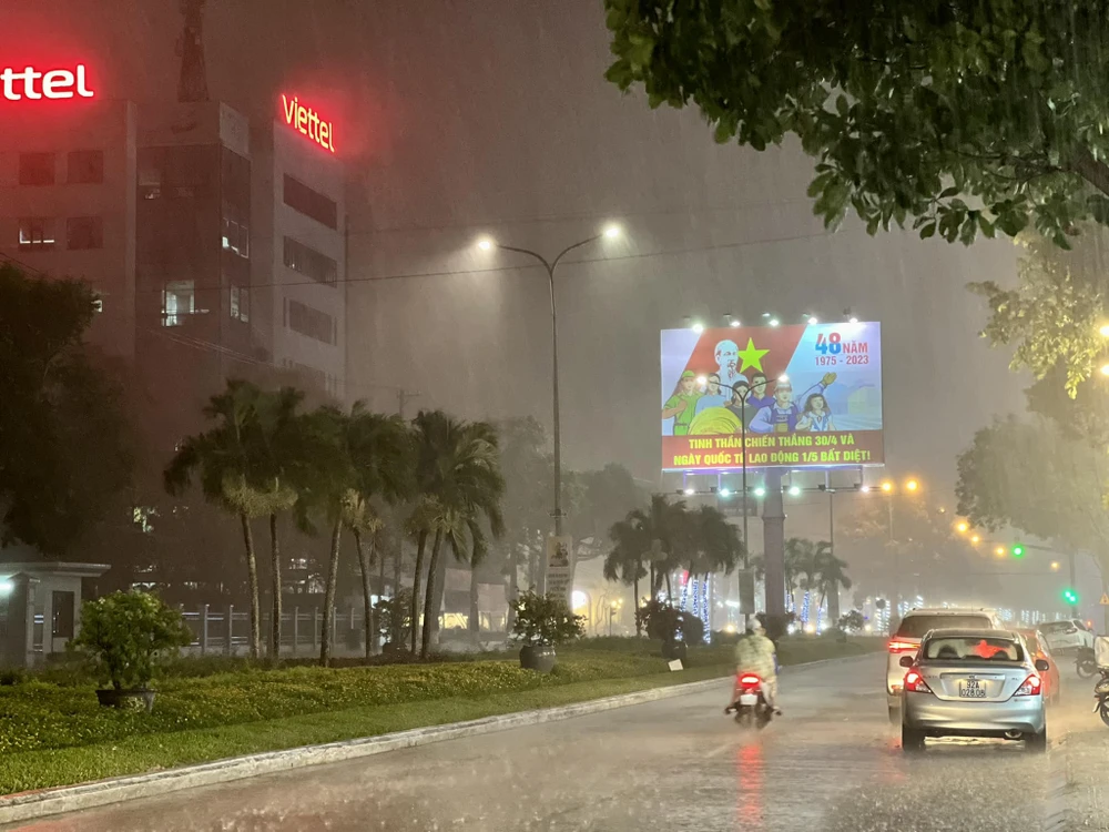 Đường phố Tam Kỳ xuất hiện mưa đá dày đặc. Ảnh: MXH