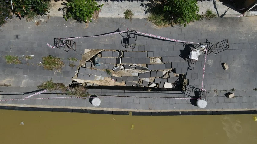 Kè bảo vệ khu đô thị cổ Hội An từng bị báo chí phản ánh về tình trạng sụt lún, hư hỏng là một trong sáu dự án phải báo cáo. Ảnh: TN