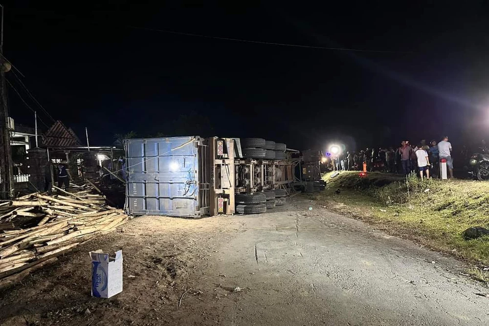 Hiện trường vụ tai nạn khiến hai phụ nữ mang thai và ba em nhỏ bị thương. Ảnh: CA