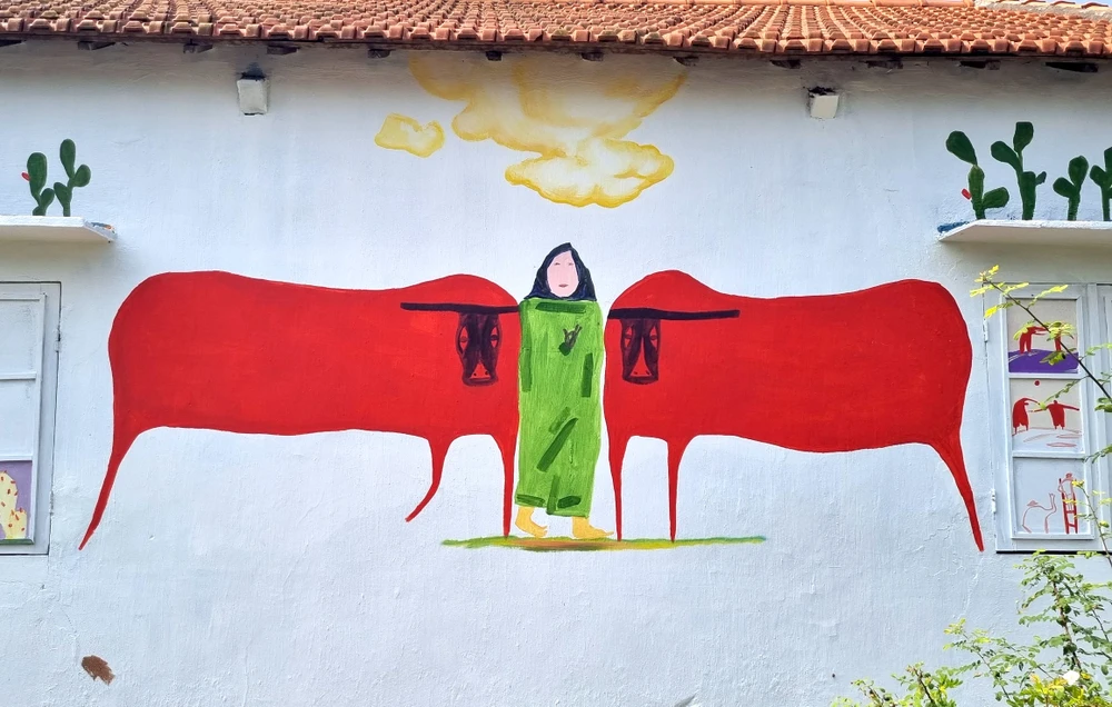 Bức tranh trên tường nhà người dân ở thôn Hoà Thượng. Ảnh: THANH NHẬT