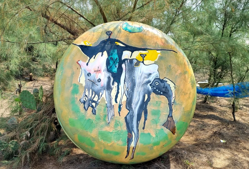 Một hình ảnh khác vẽ trên thúng. Ảnh: THANH NHẬT