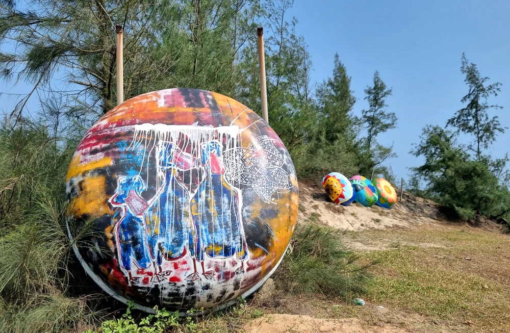 Các bức hình vẽ trên thúng ở Con đường thuyền thúng, xã Tam Thanh. Ảnh: THANH NHẬT