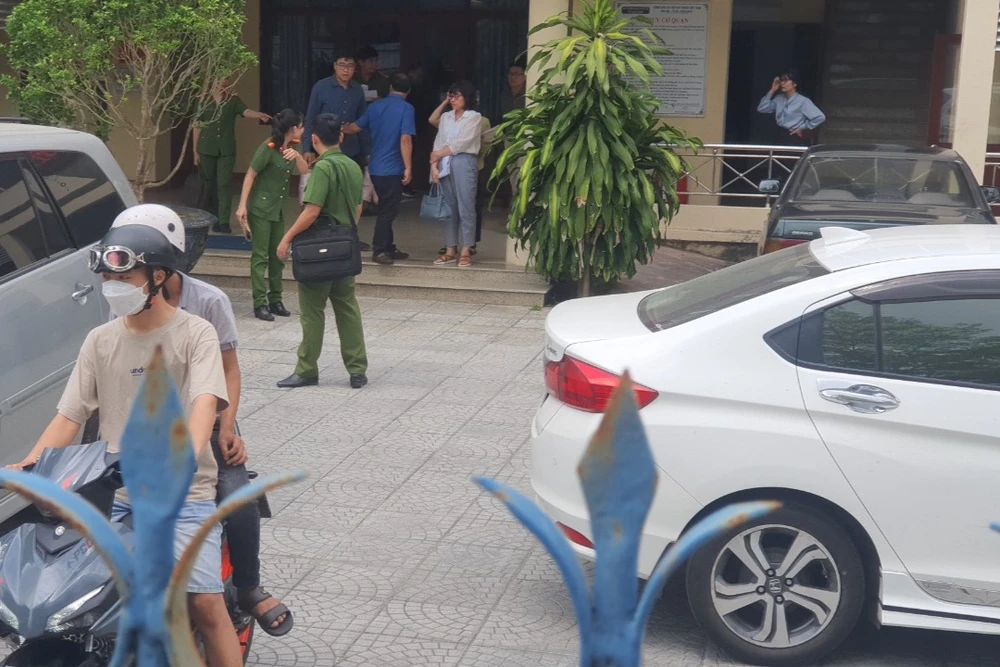 Ba cán bộ Văn phòng đăng ký đất đai tỉnh Quảng Ngãi bị khởi tố về tội Thiếu trách nhiệm gây hậu quả nghiêm trọng. Ảnh: LĐ