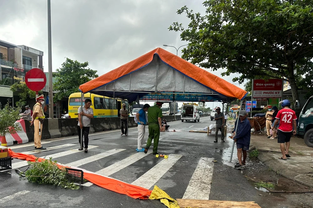 Lực lượng chức năng phân luồng cho các phương tiện lưu thông tạm thời trên làn đường ngược lại