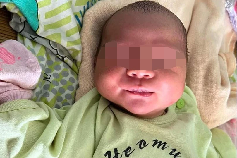 Người dân phát hiện bé gái sơ sinh bị bỏ rơi. Ảnh: TN