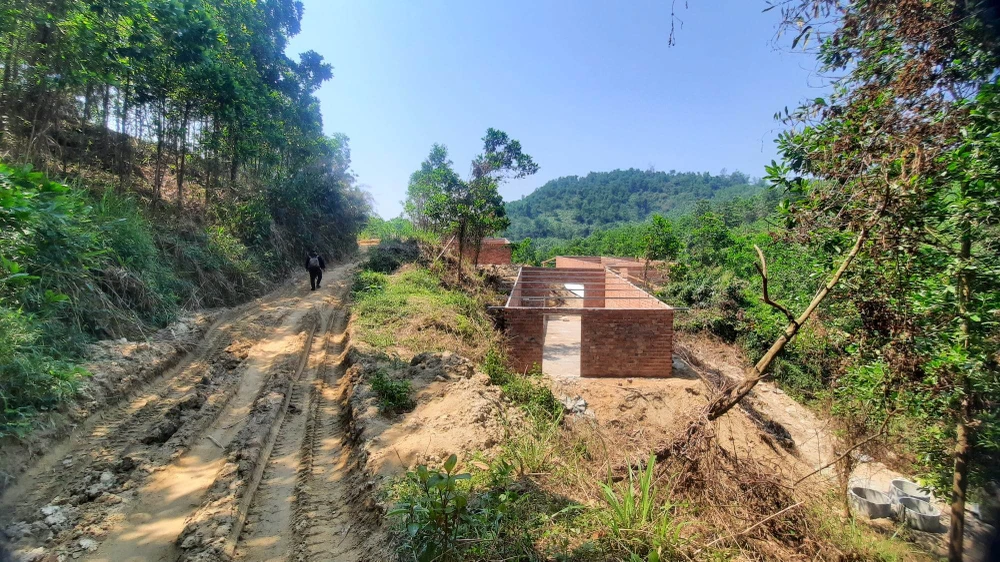 Người dân xây dựng trái phép tại khu vực dự án hồ chứa nước Hố Khế để chờ đền bù. Ảnh: TN