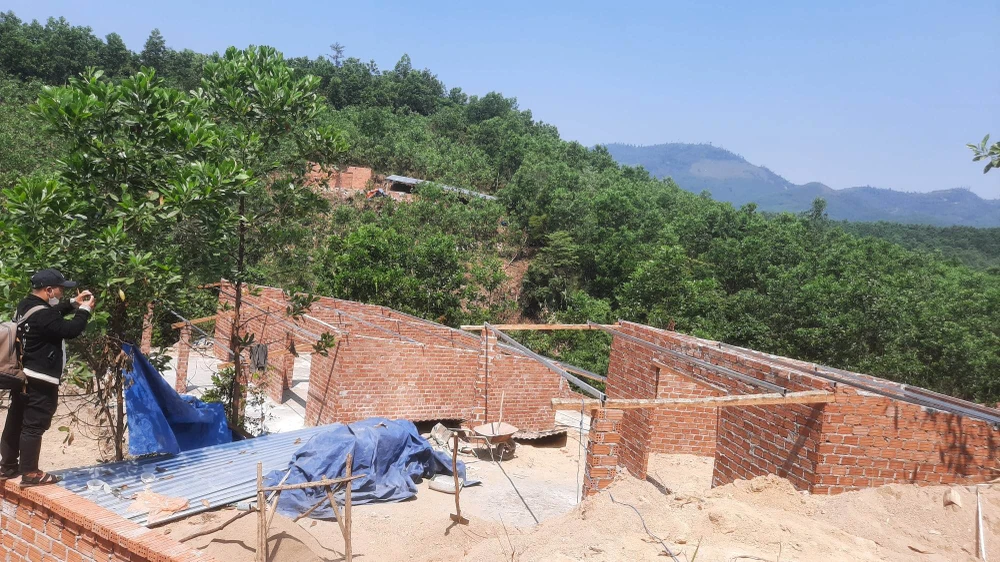 Cơ quan chức năng đã ra quyết định xử phạt bảy trường hợp xây dựng trái phép. Ảnh: TN