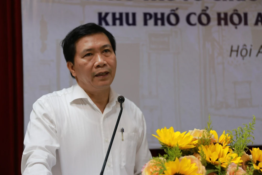 Chủ tịch UBND TP Hội An Nguyễn Văn Sơn thông tin tại buổi họp. Ảnh: TN