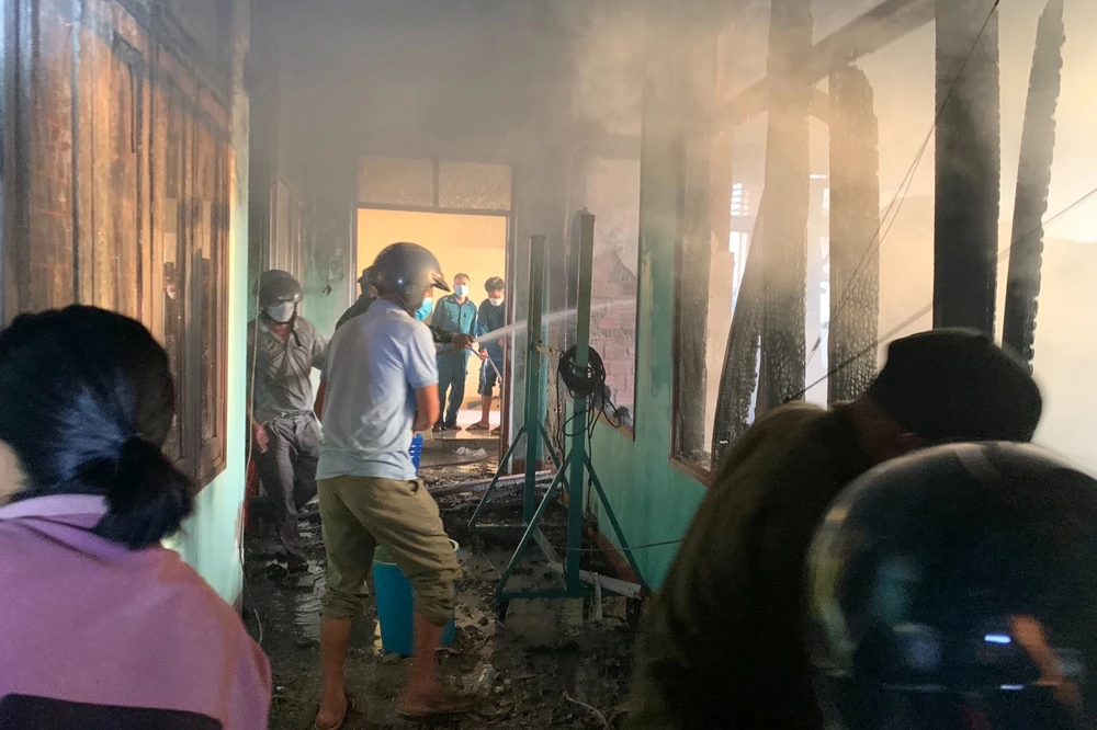 Phòng Phó hiệu trưởng và một phòng khác bất ngờ bốc cháy thiêu rụi nhiều hồ sơ. Ảnh: TN