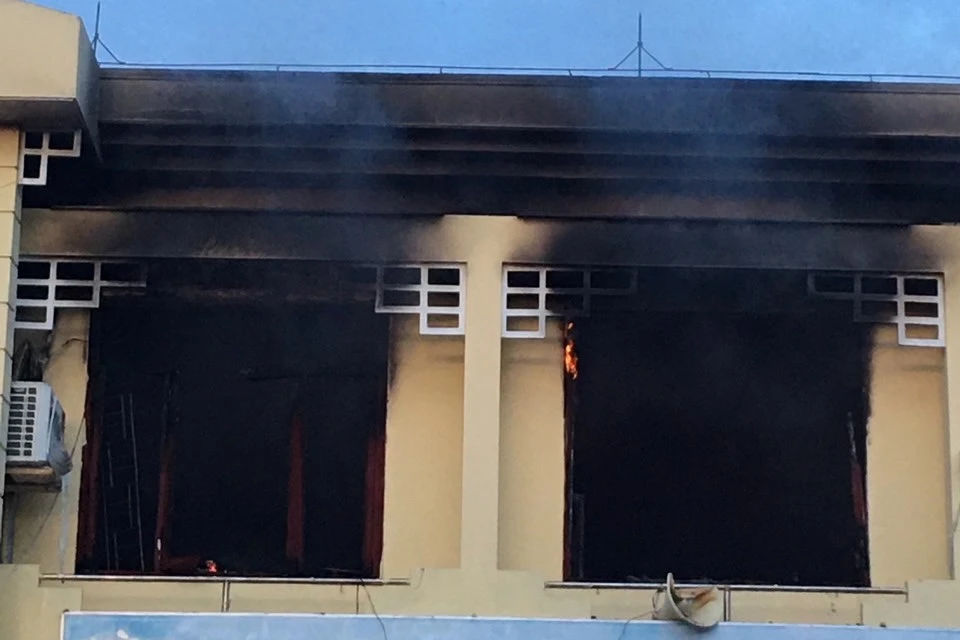 Vụ cháy khiến trần, vách tường đen kịt. Ảnh: TN