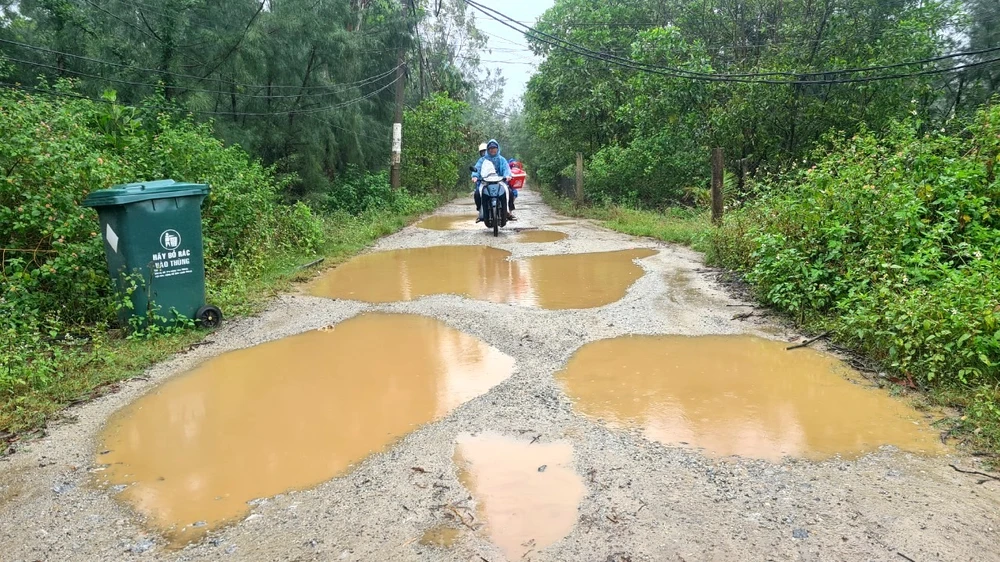 Ổ gà, ổ voi đọng nước trên mặt đường mỗi khi trời mưa. Ảnh: THANH NHẬT